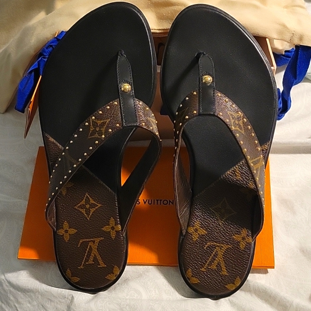 Louis Vuitton sunny flat thong sandal, 100% authentic size 7 1/2